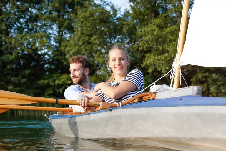 couple on sailboat representing Montana vehicle registration for boats and recreational watercraft